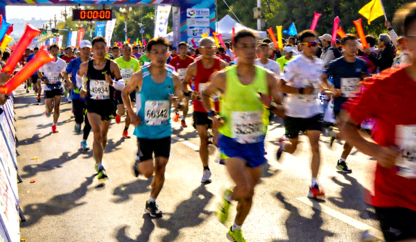 马拉松跑步比赛现场，选手们奔跑在赛道上