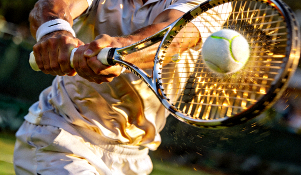 网球运动员发球动作特写，挥拍瞬间